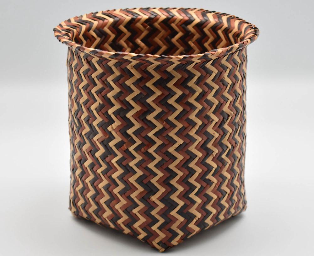 Double-walled basket with eye-dazzler pattern